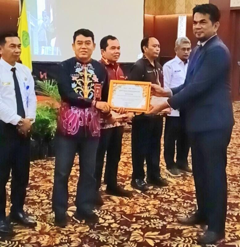 Kadisdik Kotim Terima Penghargaan dari UMPR, Dinilai Komit Dukung Peningkatan SDM Guru