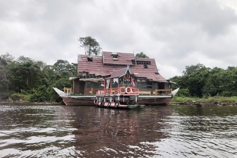 <p>Kondisi kapal wisata milik Pemkab Kotim yang telah diamankan di galangan pasca tenggelam akibat kebocoran.</p>