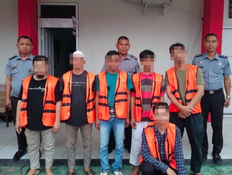 <p>Enam WBP Lapas Kelas IIB Sampit yang melaksanakan tes urine sebagai syarat dalam pengajuan hak integrasi, bertempat di ruang Administrasi Keamanan dan Ketertiban (Kamtib), pada Senin (30/9) sore. </p>