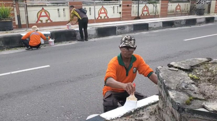 <p>Petugas pengecatan trotoar saat melaksanakan tugasnya di sepanjang Jalan A Yani, Kamis (17/7/2025). (Foto: Apri) </p>