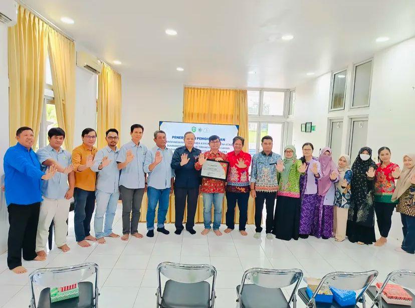<p>Kepala Dinkes Kotim, Umar Kaderi, saat memberikan penghargaan kepada perusahaan yang terlibat dalam penanganan stunting.</p>