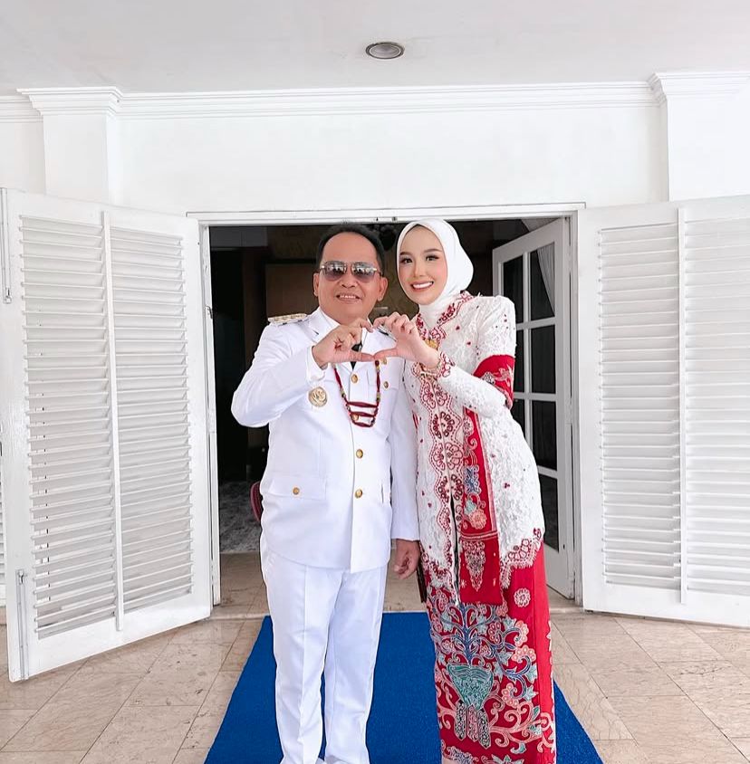 <p>Gubernur Kalteng, Agustiar Sabran merayakan ulang tahun ke- 53 bersama istrinya. (Foto: Ist) </p>
