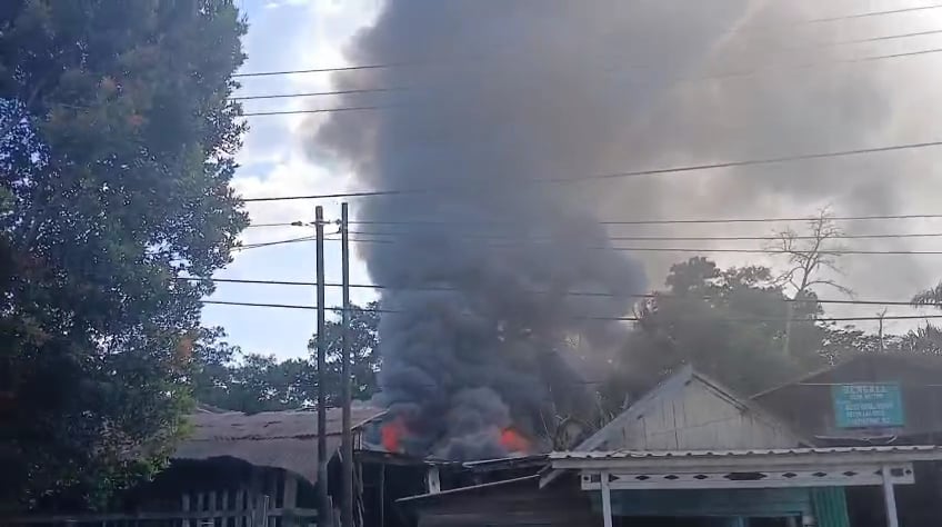 <p>Kondisi kebakaran yang menyebabkan bangunan diduga toko Mebel di Jalan Cilik Riwut, Kota Sampit terbakar. Kamis (7/8/2025) </p>
