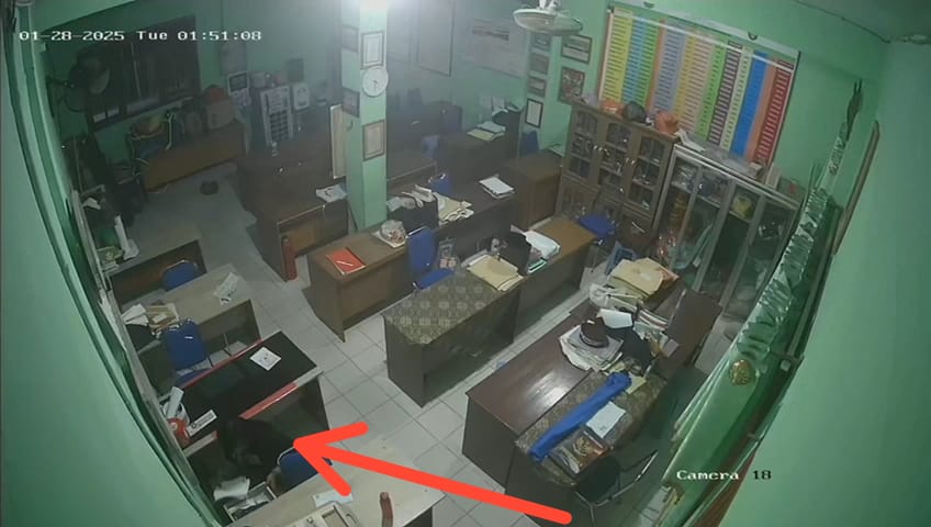 <p>Aksi Pencurian di ruang TU Masjid Baiturahim terekam kamera CCTV. </p>