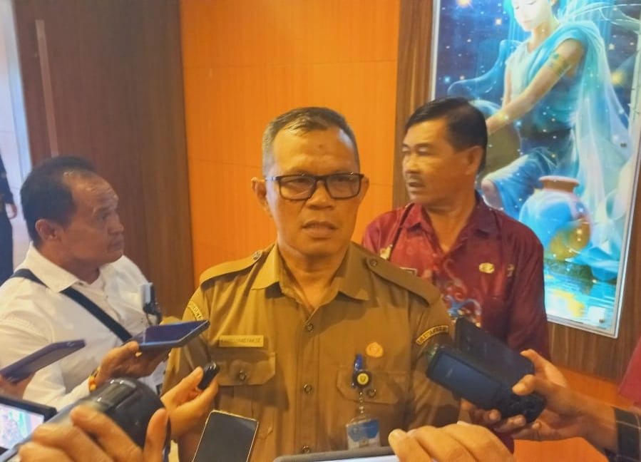 <p>Plt Kepala Dinas Koperasi, UKM, Perindustrian dan Perdagangan Kotim, Fahrujiansyah saat diwawancarai awak media. </p>