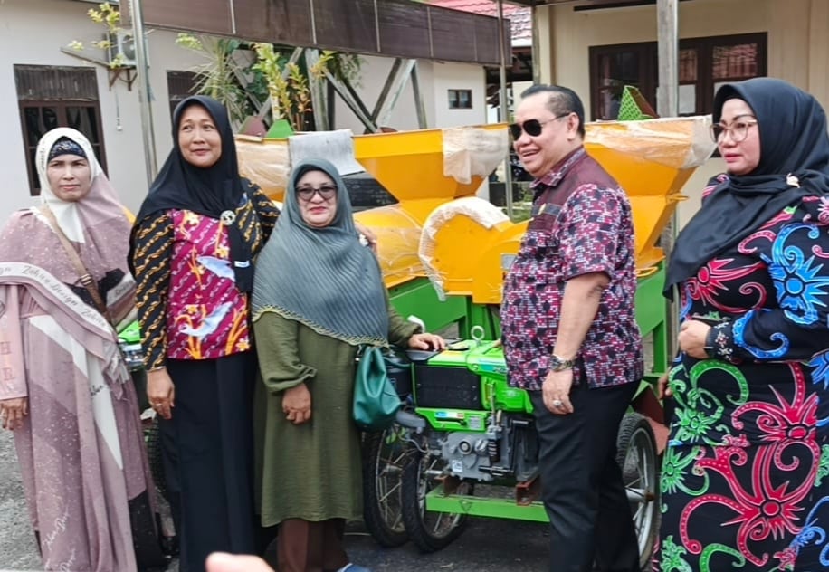 <p>Bupati Kotim, Halikinnor didampingi Wabup Kotim, Irawati saat menyerahkan secara simbolis kepada perwakilan pertani, di Halaman Kantor DPKP Kotim, Kamis (19/9). </p>