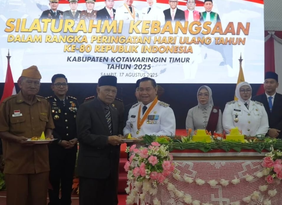 <p>Bupati Kotim Halikinoor memberikan potongan tumpeng peringatan HUT RI ke-80 di Stadion 29 November, Minggu (17/8/2025). (Foto: Kominfo) </p>
