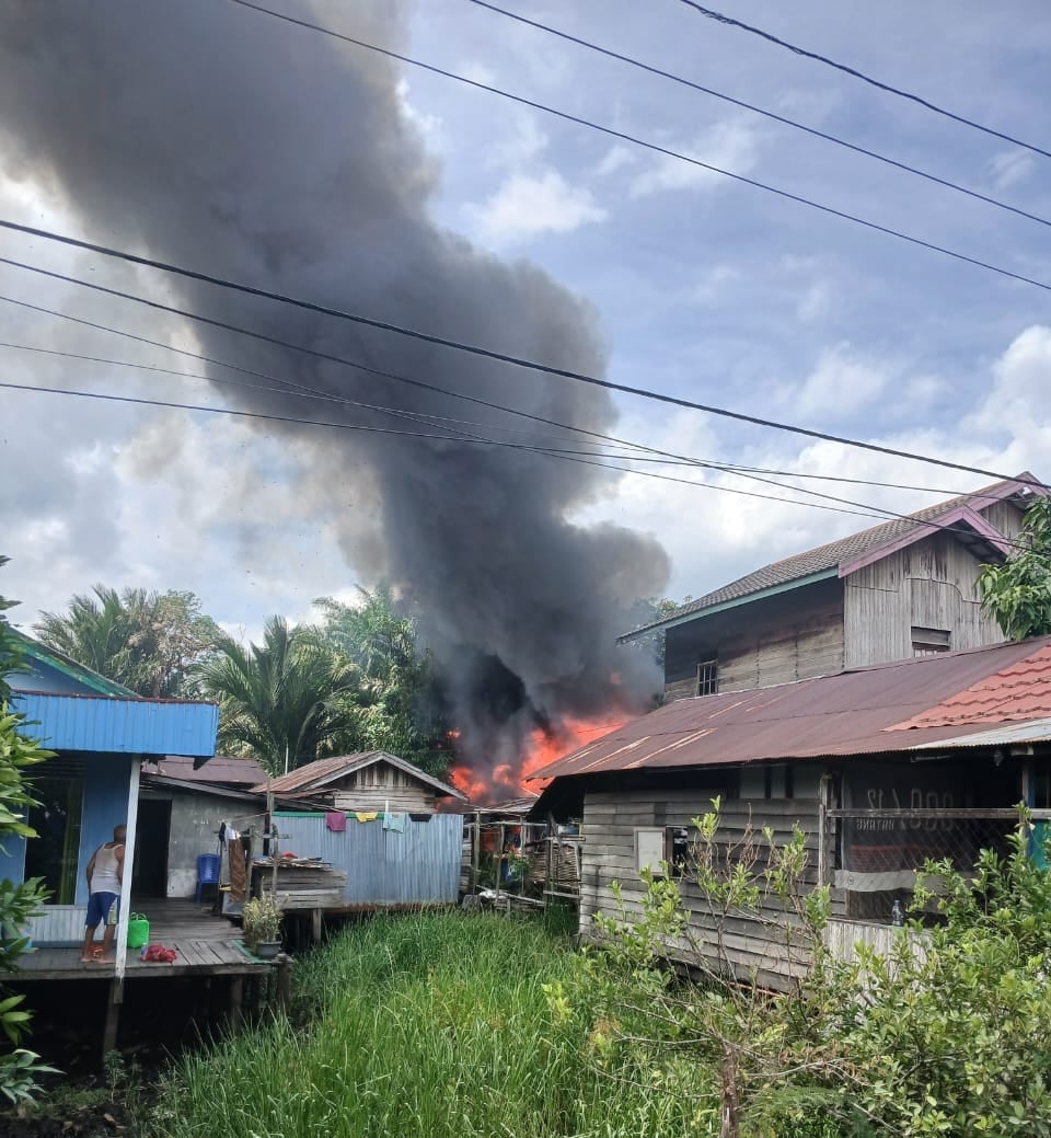 <p>Tampak rumah warga terbakar disertai dengan asap hitam tebal menjujung tinggi, di Desa Ramban, Kecamatan Mentaya Hilir Utara, pada Selasa siang (22/7/2025). (Foto: Ist) </p>