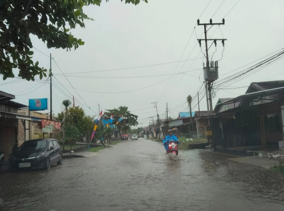 <p>Banjir menggenangi Jalan Walter Condrat, Kecamatan Baamang, Sampit, Selasa (12/8/2025). (Foto : And)</p>
