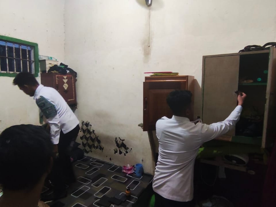 <p>Petugas Lapas Sampit saat melakukan razia pada salah satu kamar hunian, pada Rabu (2/10) malam.</p>
