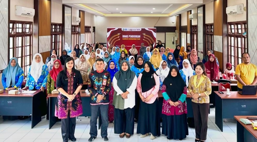 <p>Kepala Disdik Kotim Muhammad Irfansyah bersama para tenaga pendidik di Kotim. </p>